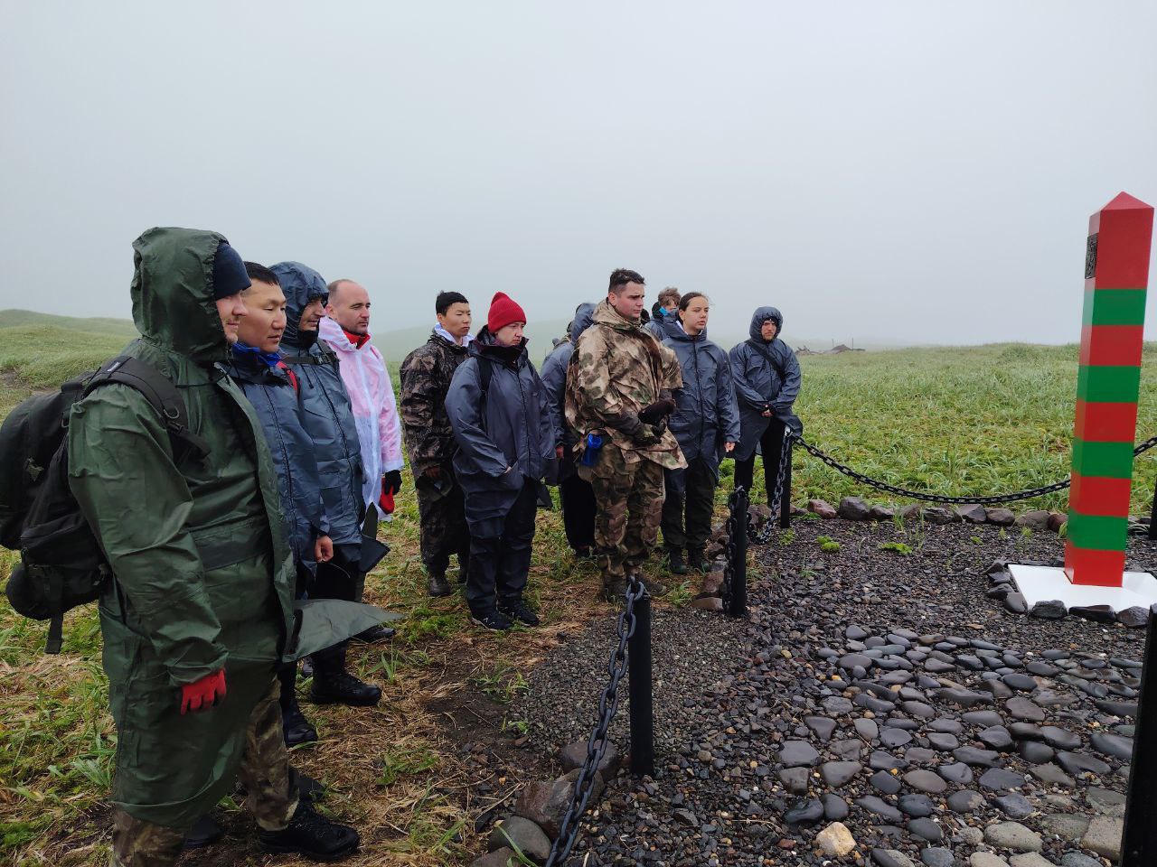 Участники посетили мемориал морякам-пограничникам, освобождавшим Северные Курилы в 1945 году.