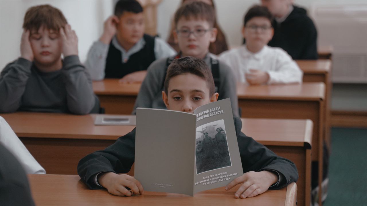 Печатные издания, созданные по итогам туристско-краеведческой экспедиции «ВКУРСЕ» в 2024-2025 годах, пополнили фонды библиотек Хабаровского края и Еврейской автономной области