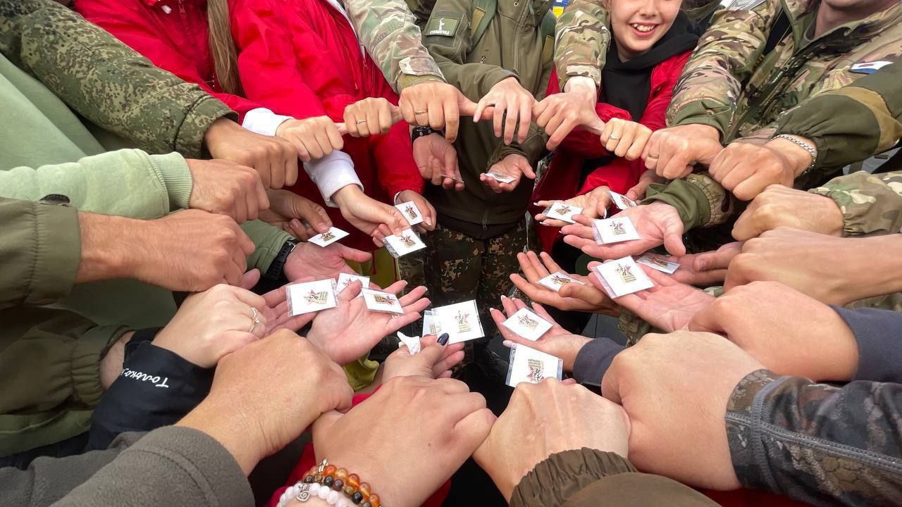 Память в деталях: участникам маршрута «Дорогами острова Шумшу» вручили памятные значки Курильской десантной операции