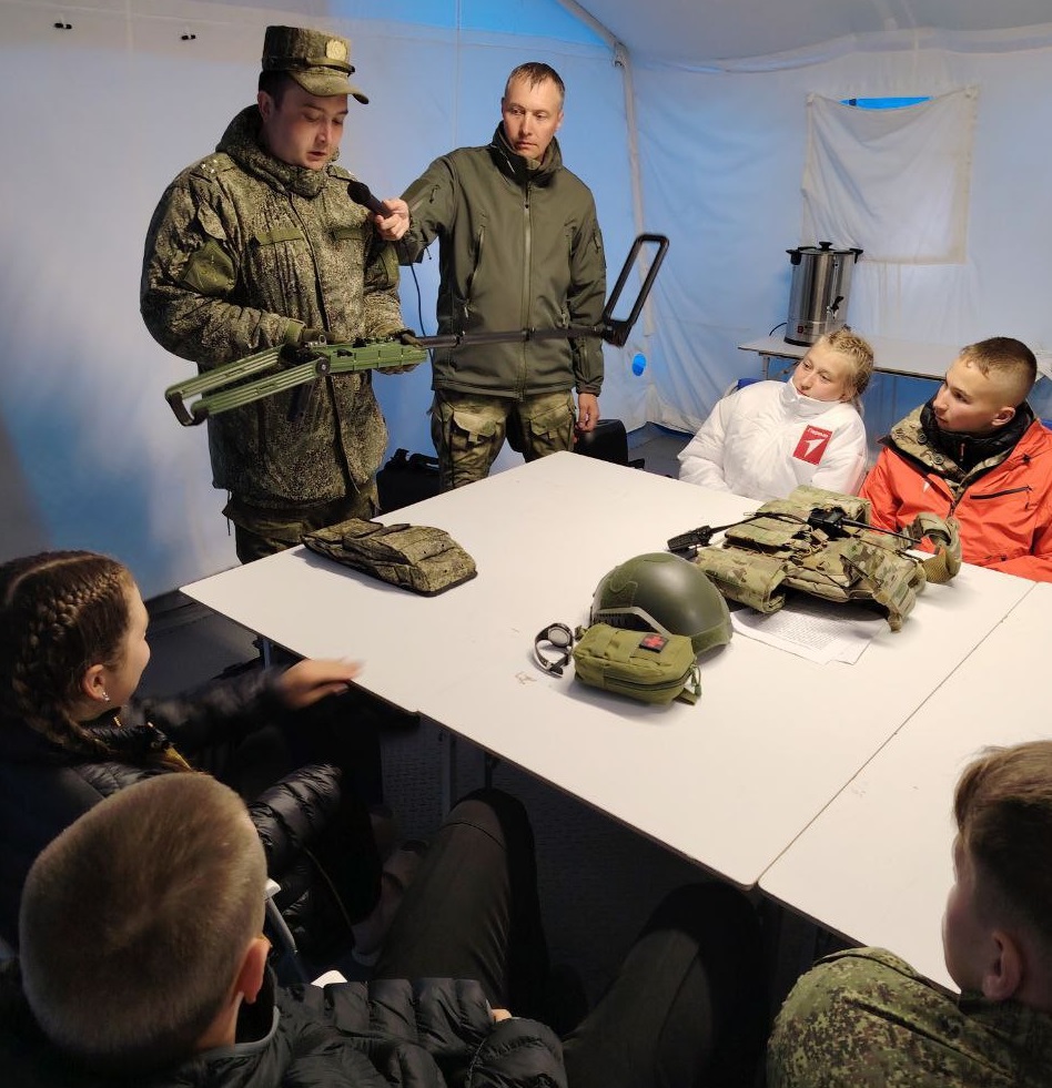 Вечером в лагере у ребят прошла подготовка к военно-патриотической командной игре от центра «ВОИН».